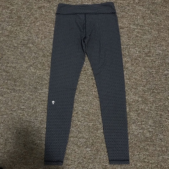 Grey black and white pattern ivivva leggings - Picture 2 of 2